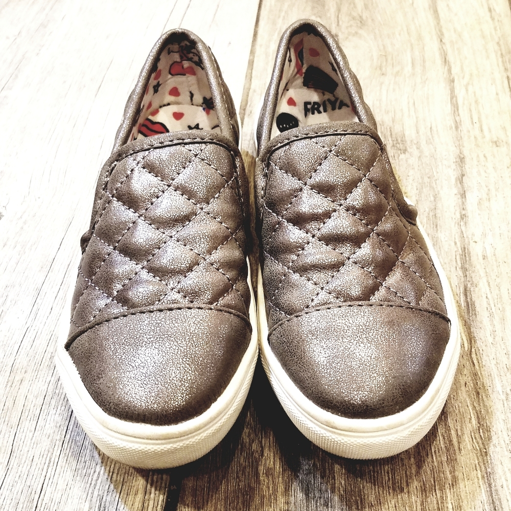 Steve Madden silver girls quilted slippon sneakers - Picture 2 of 6
